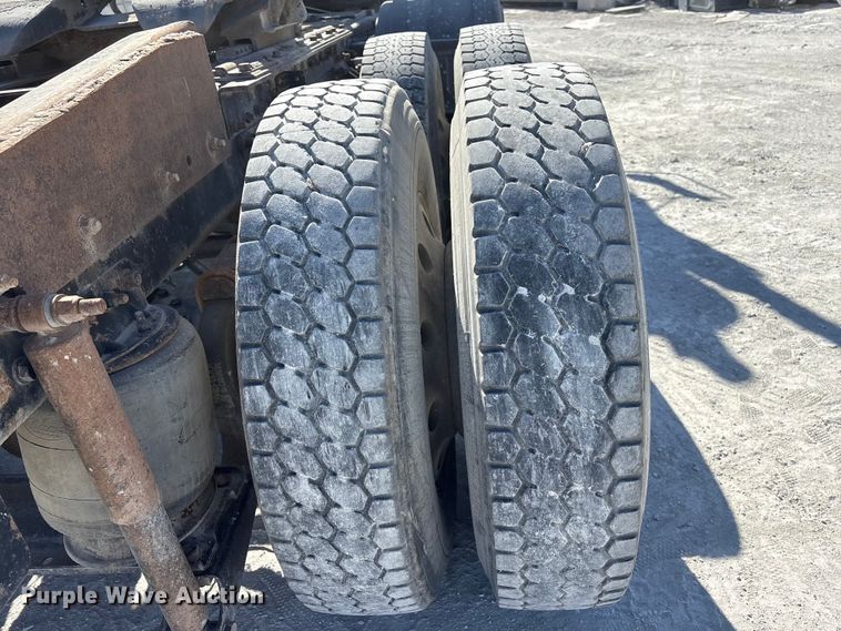 image for item FG2811 2001 Mack CL700 semi truck