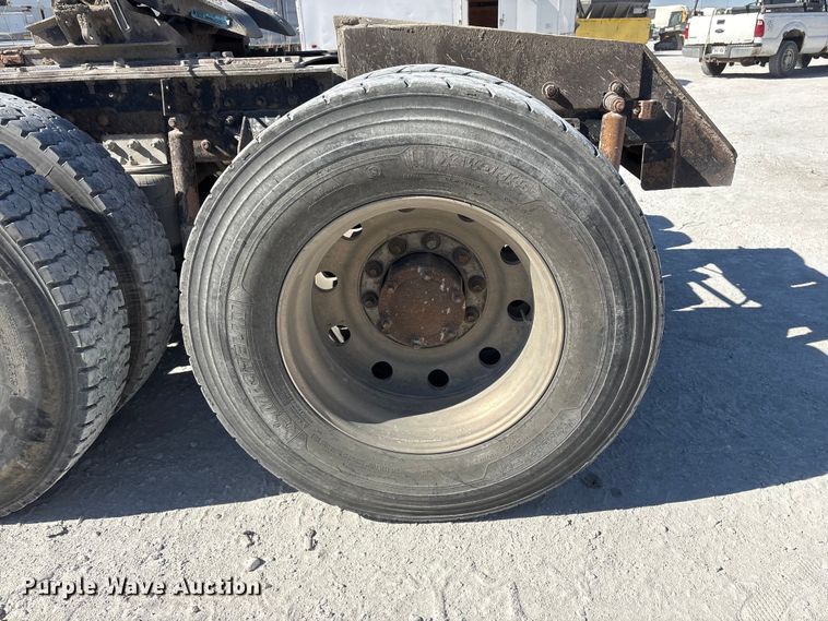 image for item FG2811 2001 Mack CL700 semi truck