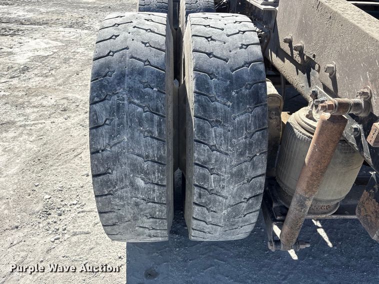 image for item FG2811 2001 Mack CL700 semi truck