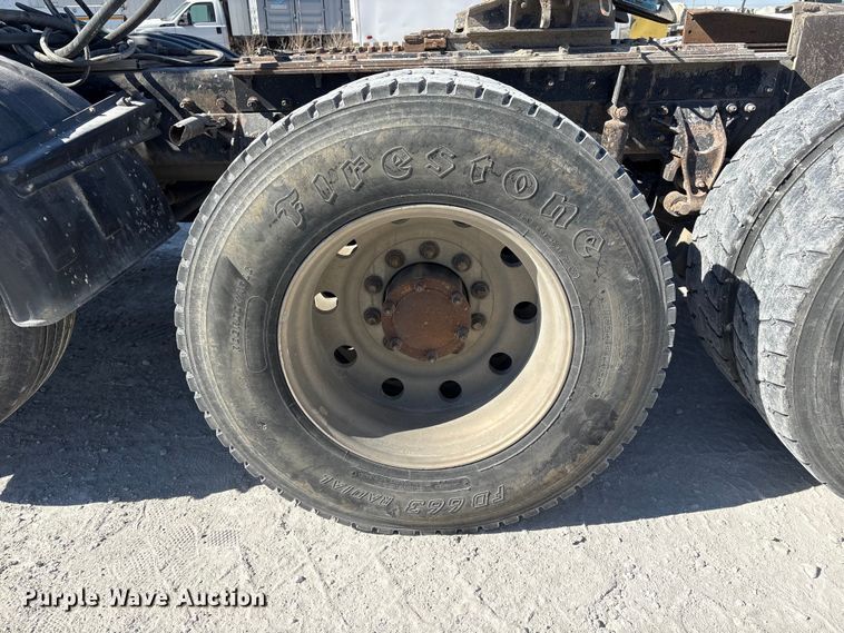 image for item FG2811 2001 Mack CL700 semi truck