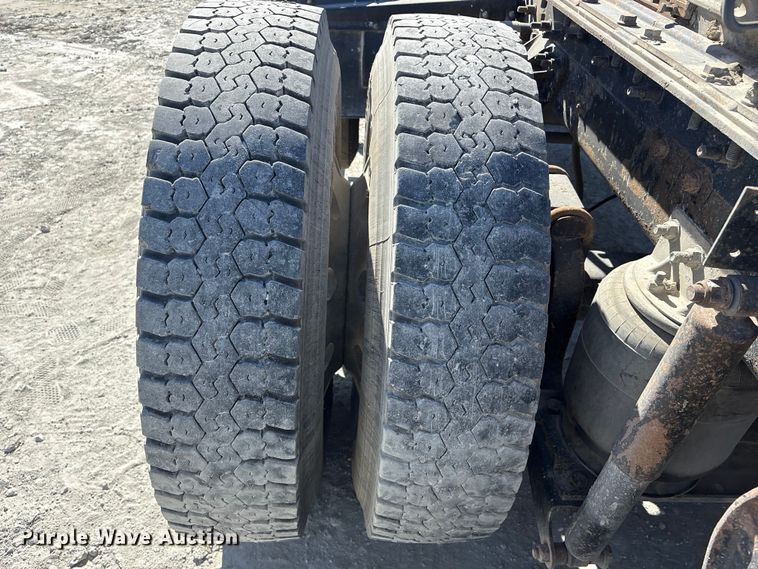 image for item FG2811 2001 Mack CL700 semi truck