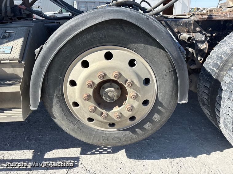 image for item FG2811 2001 Mack CL700 semi truck