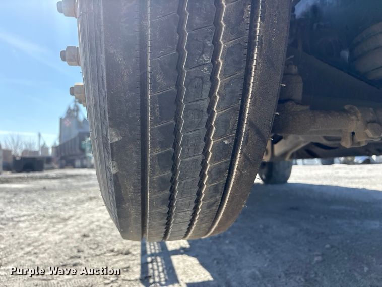 image for item FG2811 2001 Mack CL700 semi truck