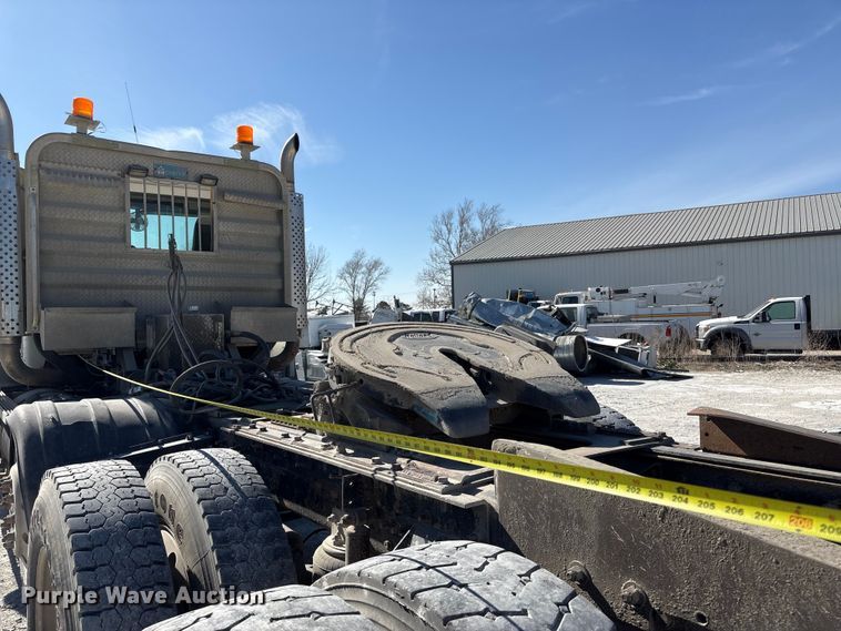 image for item FG2811 2001 Mack CL700 semi truck