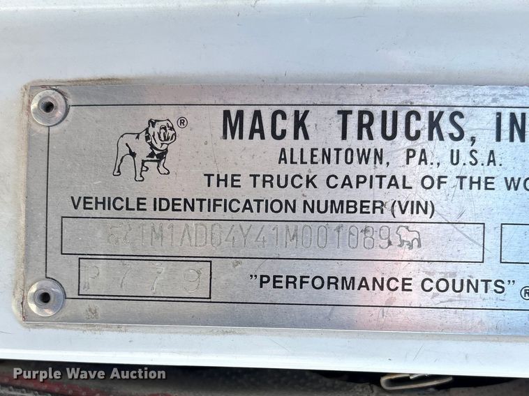 image for item FG2811 2001 Mack CL700 semi truck