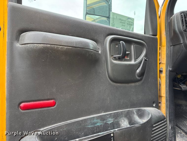 image for item FH7027 2006 GMC C7500 box truck