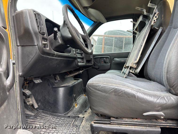 image for item FH7027 2006 GMC C7500 box truck