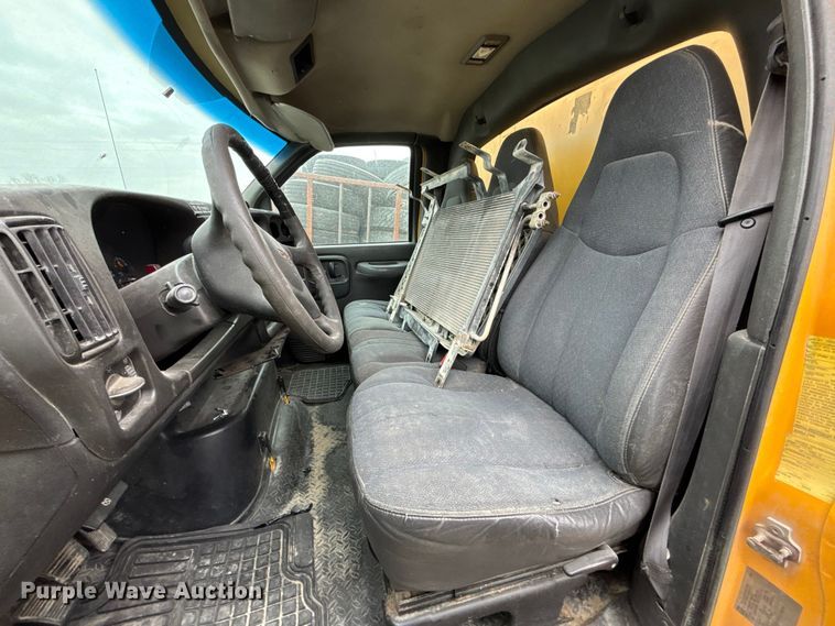 image for item FH7027 2006 GMC C7500 box truck