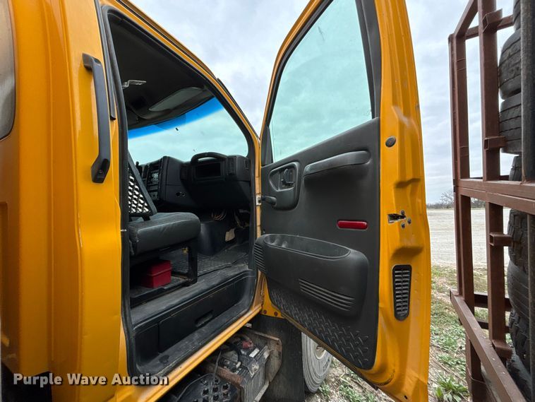 image for item FH7027 2006 GMC C7500 box truck