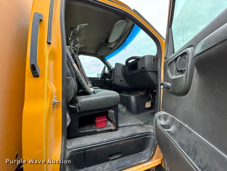 image for item FH7027 2006 GMC C7500 box truck