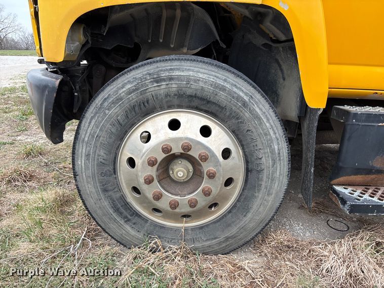 image for item FH7027 2006 GMC C7500 box truck