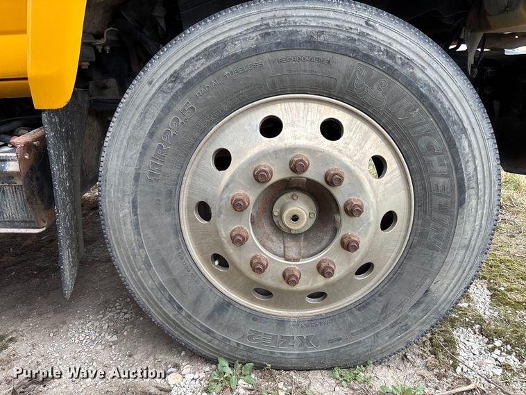 image for item FH7027 2006 GMC C7500 box truck