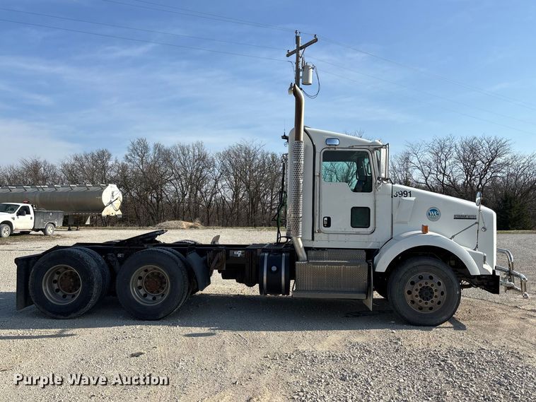 image for item FH7031 2014 Kenworth T800 semi truck
