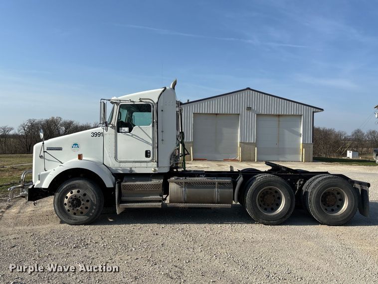 image for item FH7031 2014 Kenworth T800 semi truck