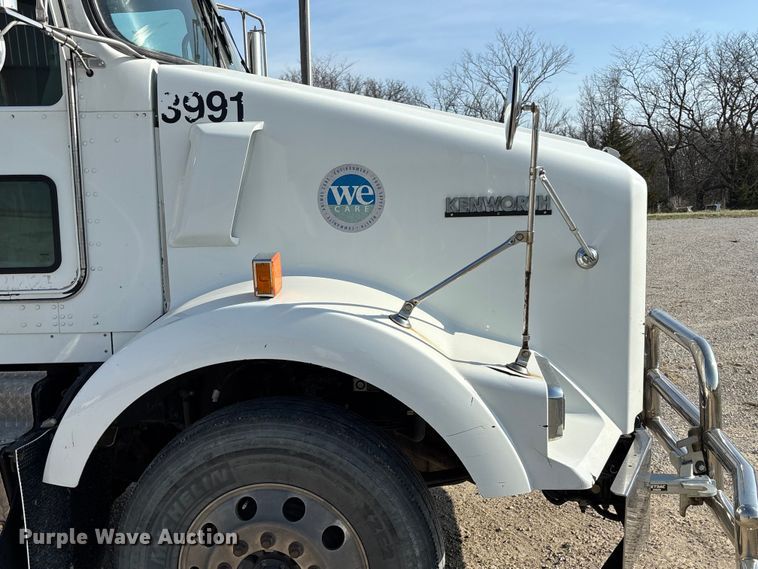 image for item FH7031 2014 Kenworth T800 semi truck
