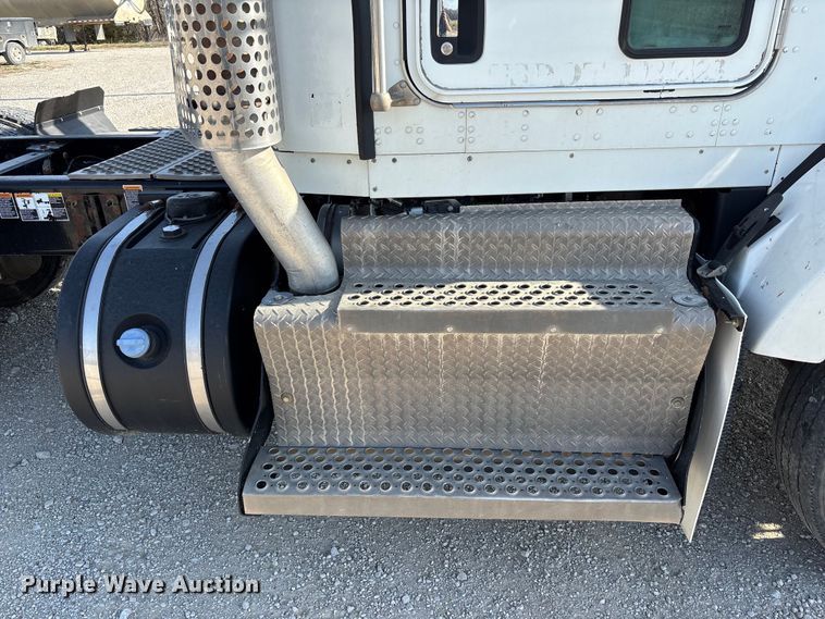 image for item FH7031 2014 Kenworth T800 semi truck