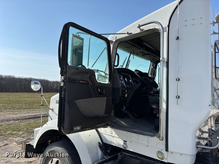 image for item FH7031 2014 Kenworth T800 semi truck