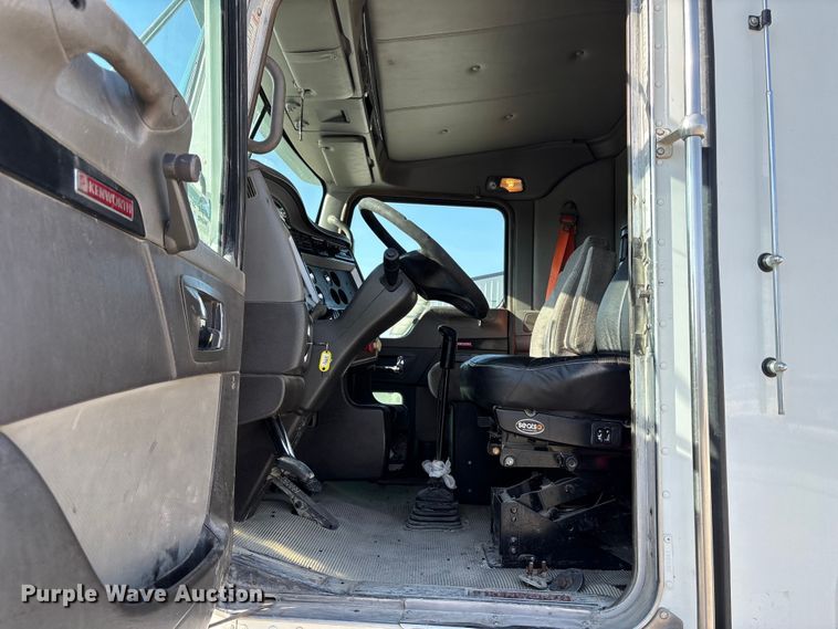 image for item FH7031 2014 Kenworth T800 semi truck