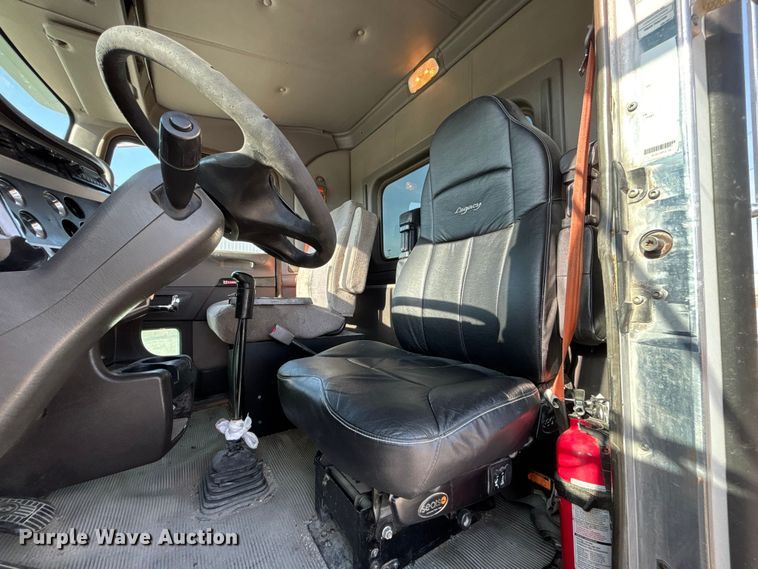 image for item FH7031 2014 Kenworth T800 semi truck