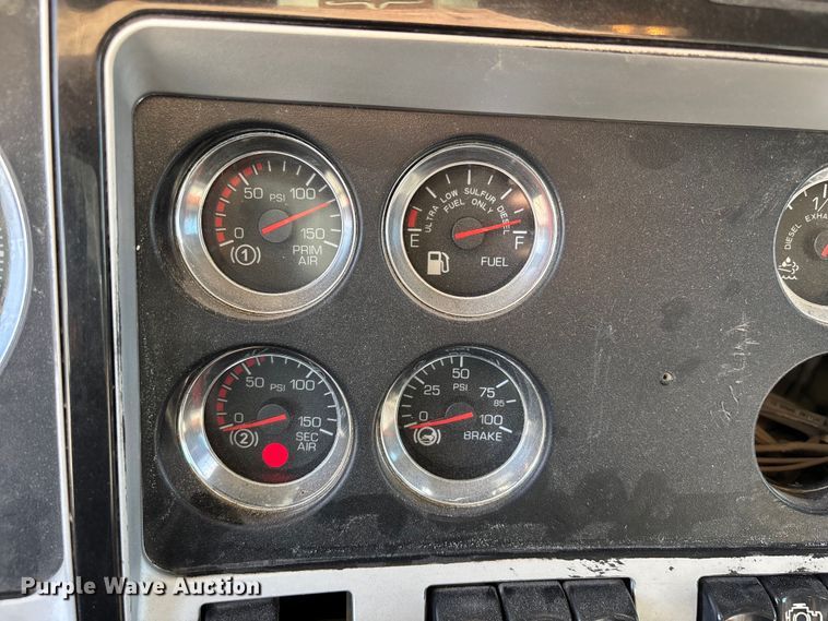 image for item FH7031 2014 Kenworth T800 semi truck