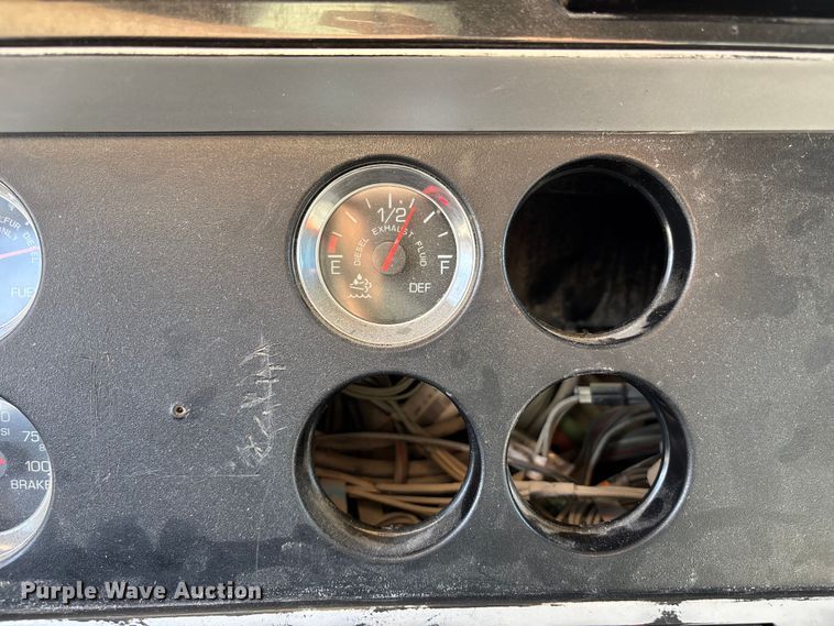 image for item FH7031 2014 Kenworth T800 semi truck