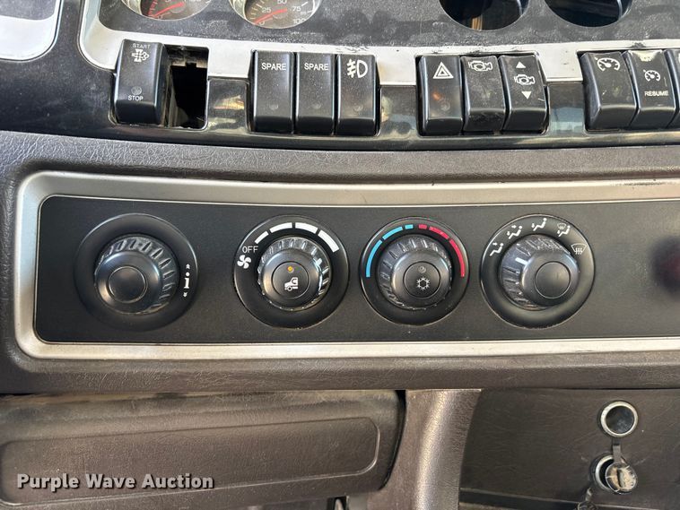 image for item FH7031 2014 Kenworth T800 semi truck