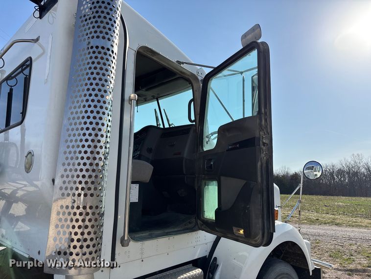 image for item FH7031 2014 Kenworth T800 semi truck