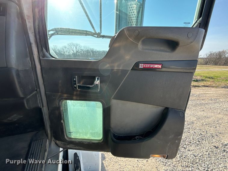 image for item FH7031 2014 Kenworth T800 semi truck