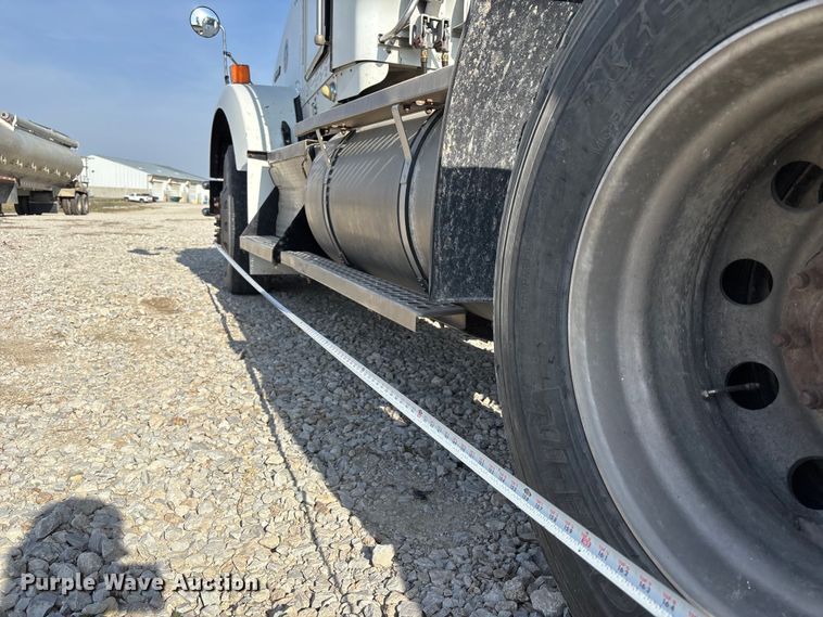 image for item FH7031 2014 Kenworth T800 semi truck