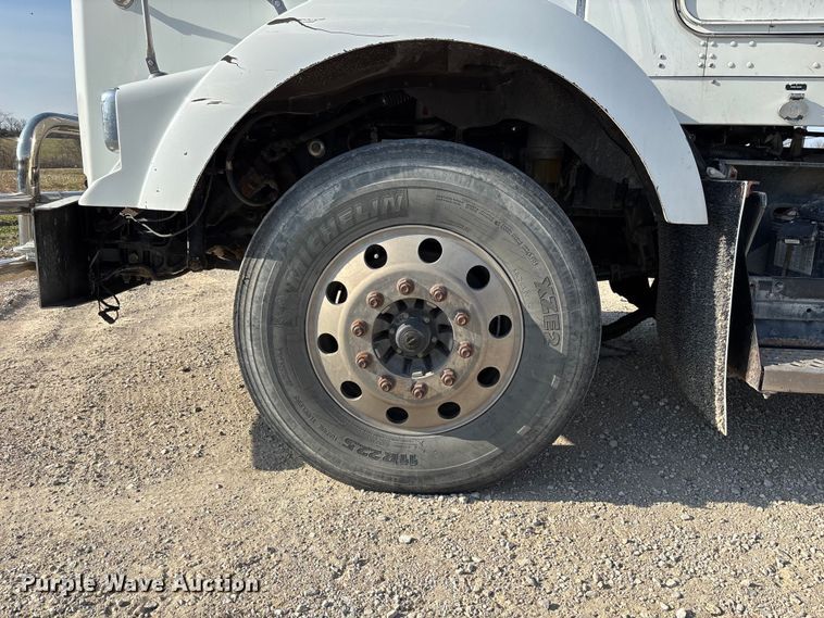 image for item FH7031 2014 Kenworth T800 semi truck