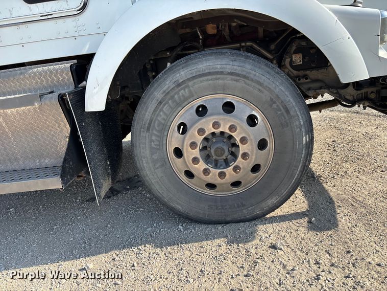 image for item FH7031 2014 Kenworth T800 semi truck