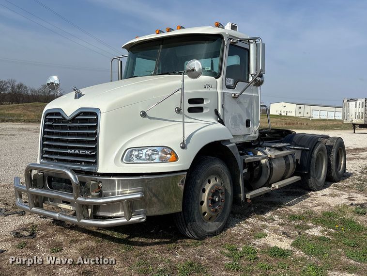 image for item FH7032 2016 Mack CXU613 semi truck