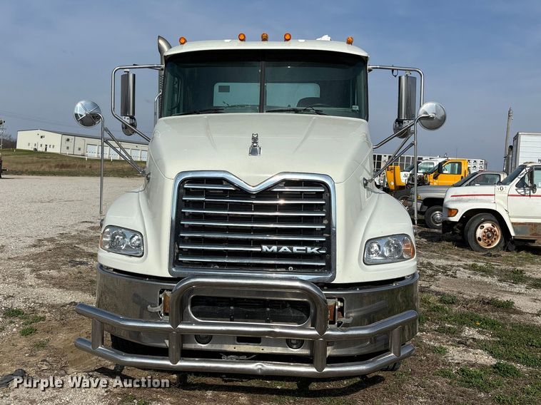 image for item FH7032 2016 Mack CXU613 semi truck