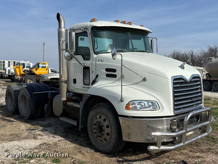image for item FH7032 2016 Mack CXU613 semi truck