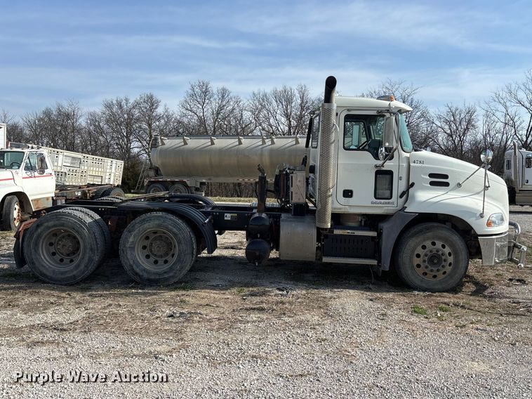 image for item FH7032 2016 Mack CXU613 semi truck