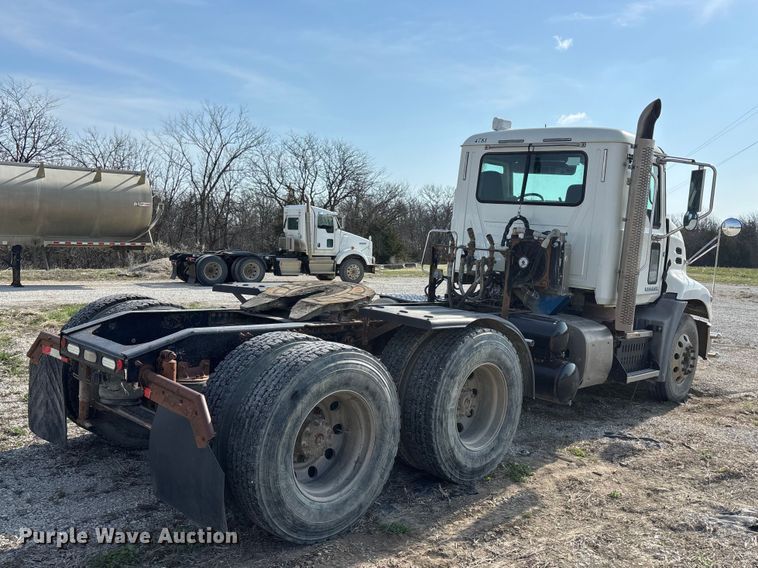 image for item FH7032 2016 Mack CXU613 semi truck