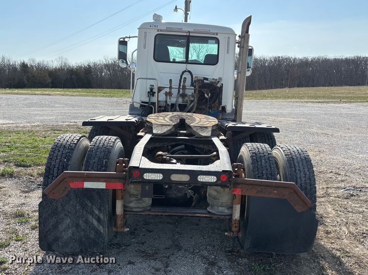 image for item FH7032 2016 Mack CXU613 semi truck