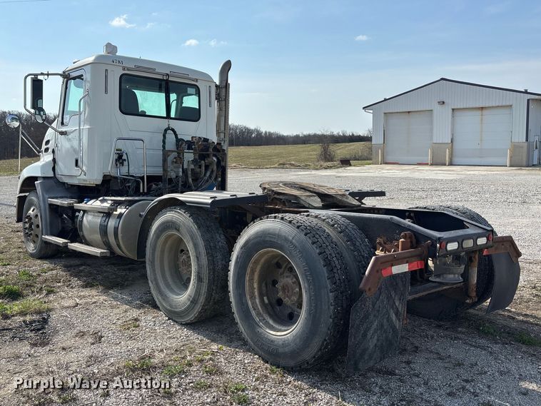 image for item FH7032 2016 Mack CXU613 semi truck