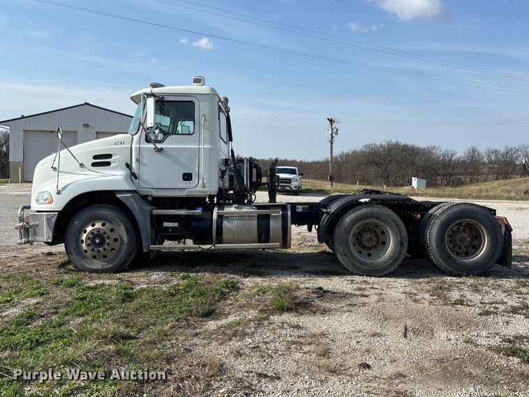 image for item FH7032 2016 Mack CXU613 semi truck