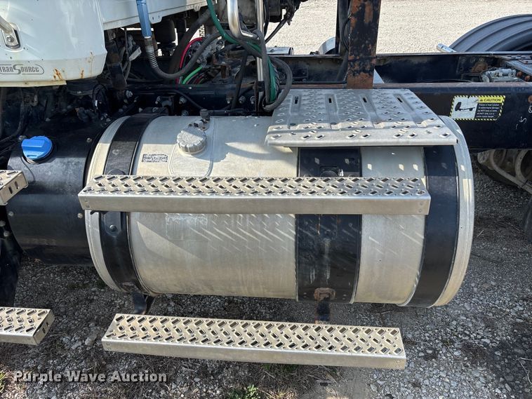 image for item FH7032 2016 Mack CXU613 semi truck