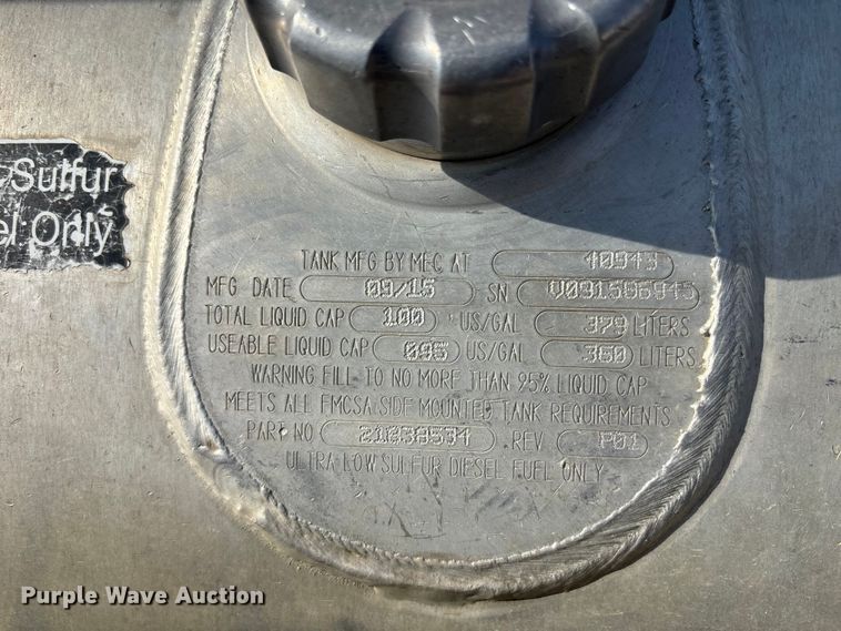 image for item FH7032 2016 Mack CXU613 semi truck