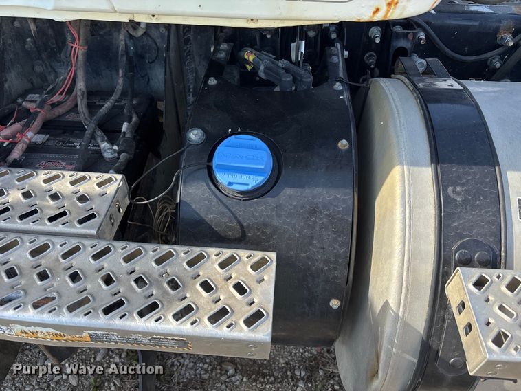 image for item FH7032 2016 Mack CXU613 semi truck