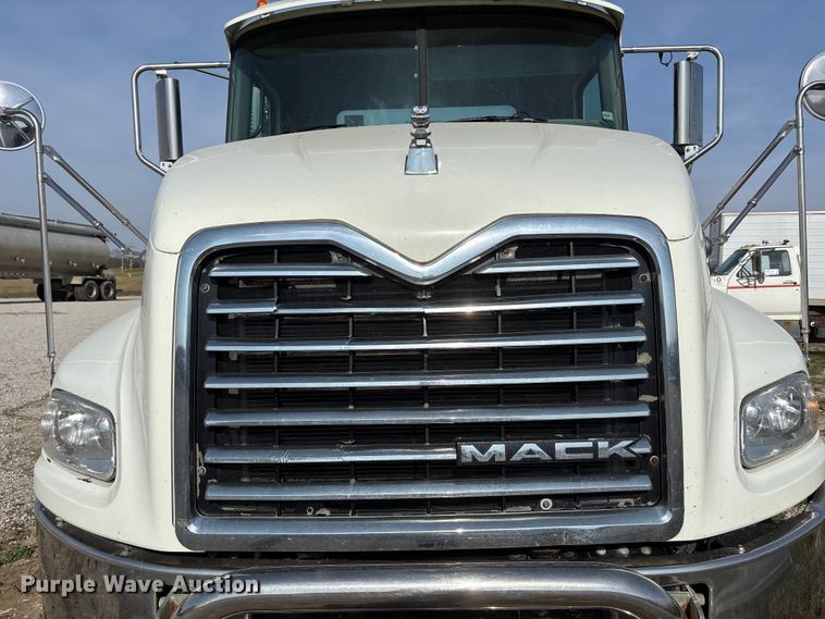 image for item FH7032 2016 Mack CXU613 semi truck