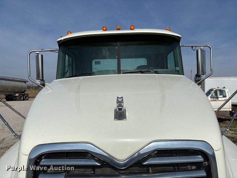 image for item FH7032 2016 Mack CXU613 semi truck
