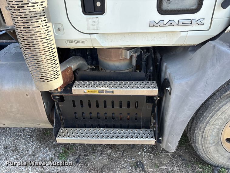 image for item FH7032 2016 Mack CXU613 semi truck