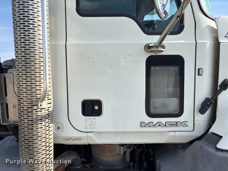 image for item FH7032 2016 Mack CXU613 semi truck