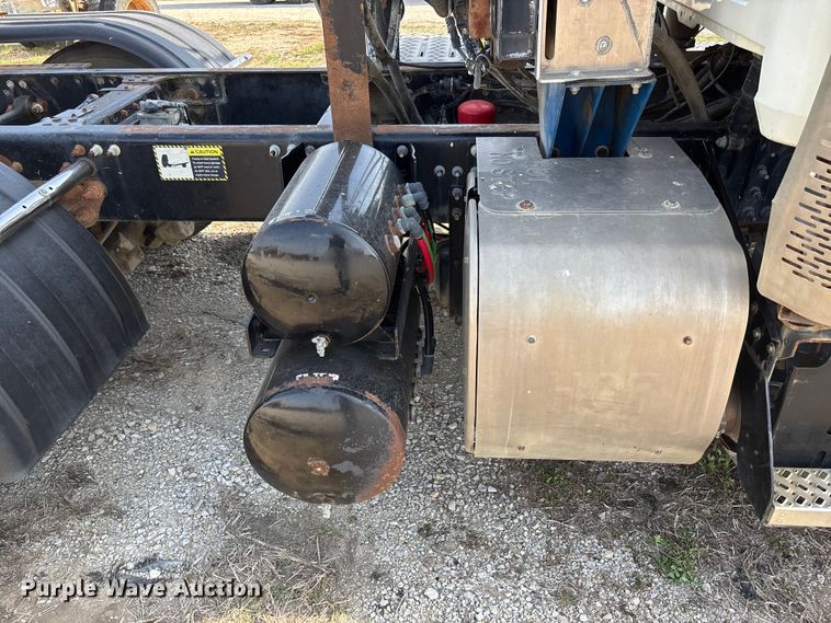 image for item FH7032 2016 Mack CXU613 semi truck