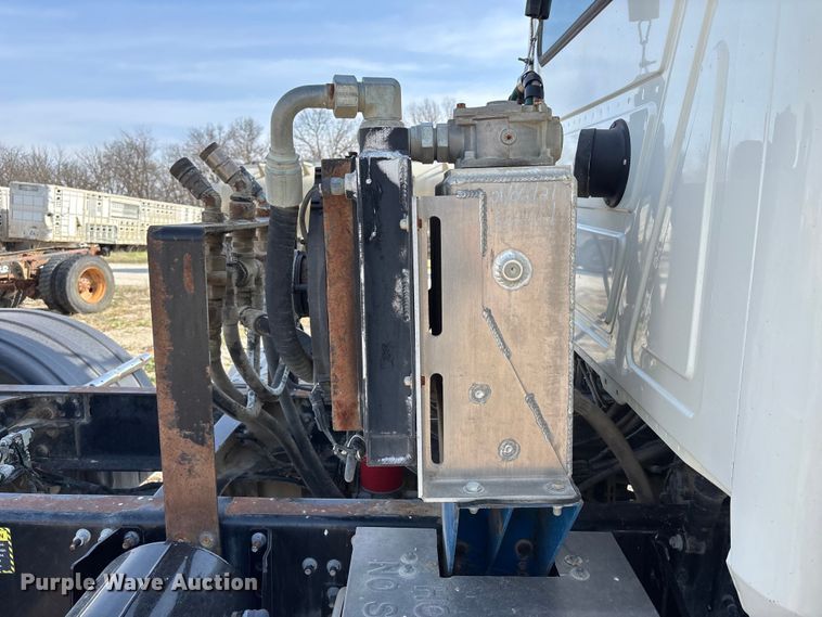 image for item FH7032 2016 Mack CXU613 semi truck