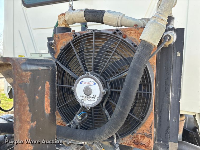 image for item FH7032 2016 Mack CXU613 semi truck