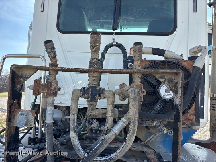 image for item FH7032 2016 Mack CXU613 semi truck